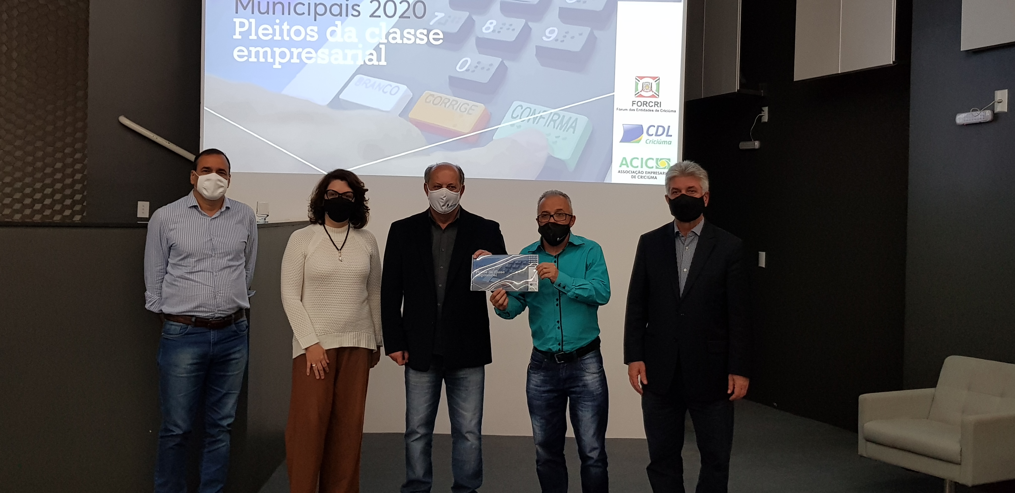 Classe empresarial de Criciúma entrega reivindicações aos candidatos a prefeito