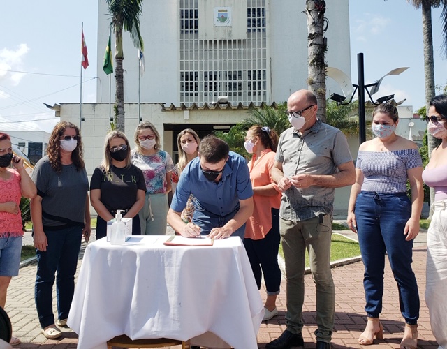 Aníbal engrossa discurso contra Salvaro; Homem Aranha na campanha em Forquilhinha; Médicos do Sul com a Governadora 