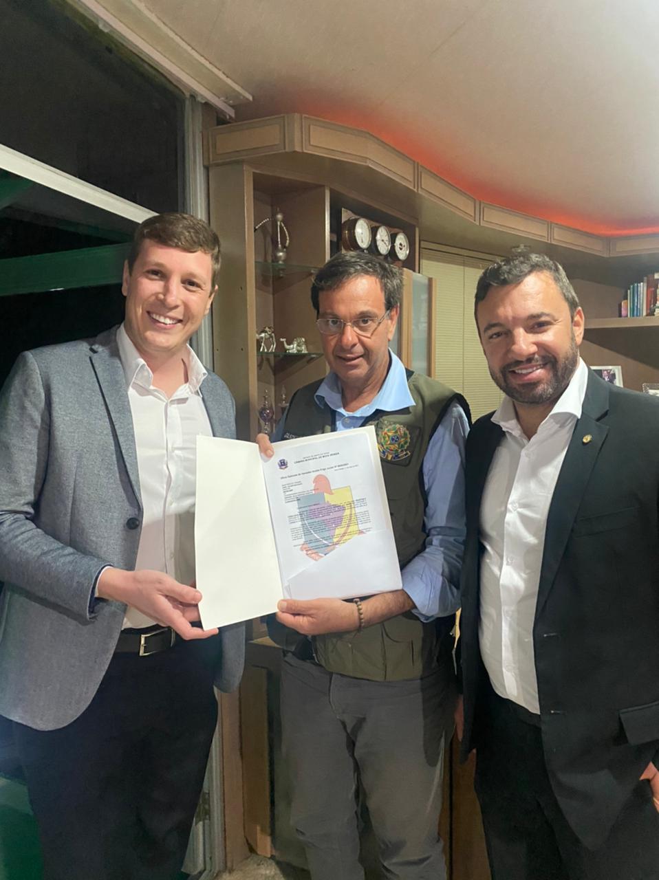 Escola para deficientes auditivos em Tubarão; Ministros divididos em SC; Chefe de gabinete de deputado lança pré-candidatura 