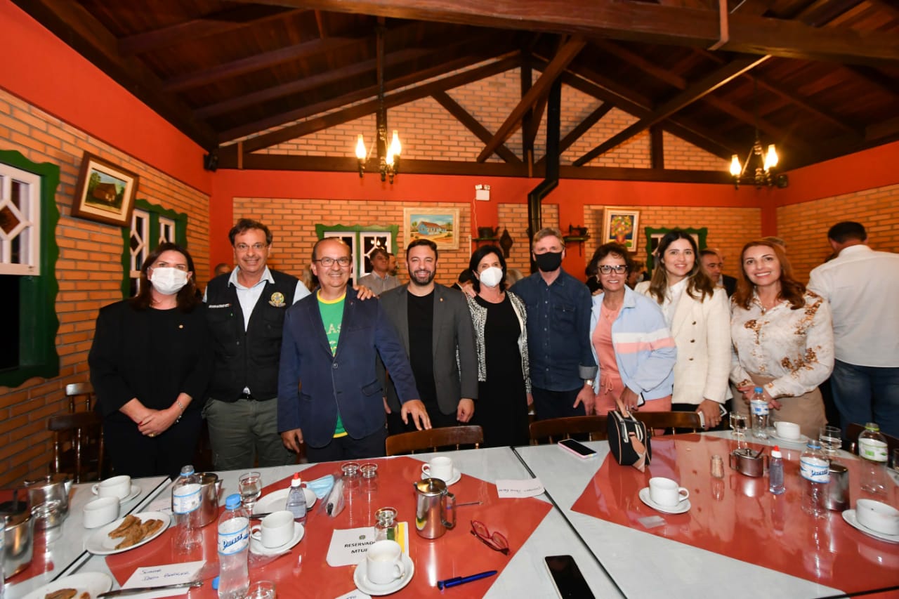 Clima pesado no MDB; Um ministro sanfoneiro; Moisés conversa com MDB sobre filiação; 