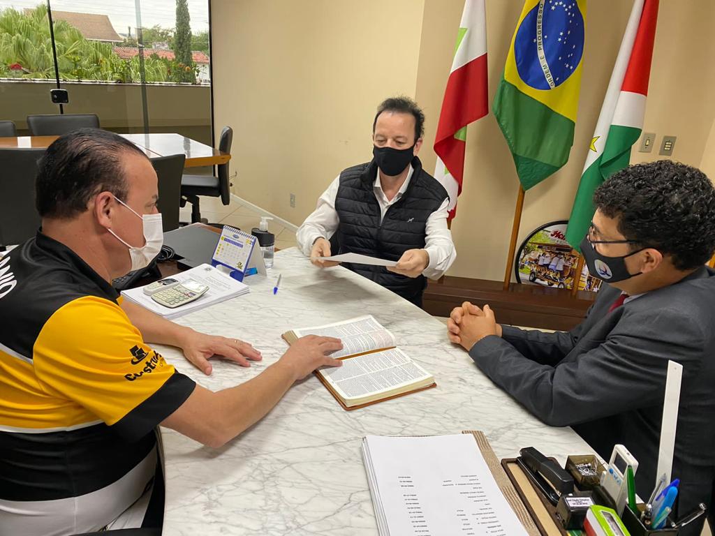 Bolsonaro e o PL, gasolina na fogueira; Dois pré-candidatos ao Governo em Criciúma nesta semana; Morro da Fumaça aprova selo empresa amiga da juventude
