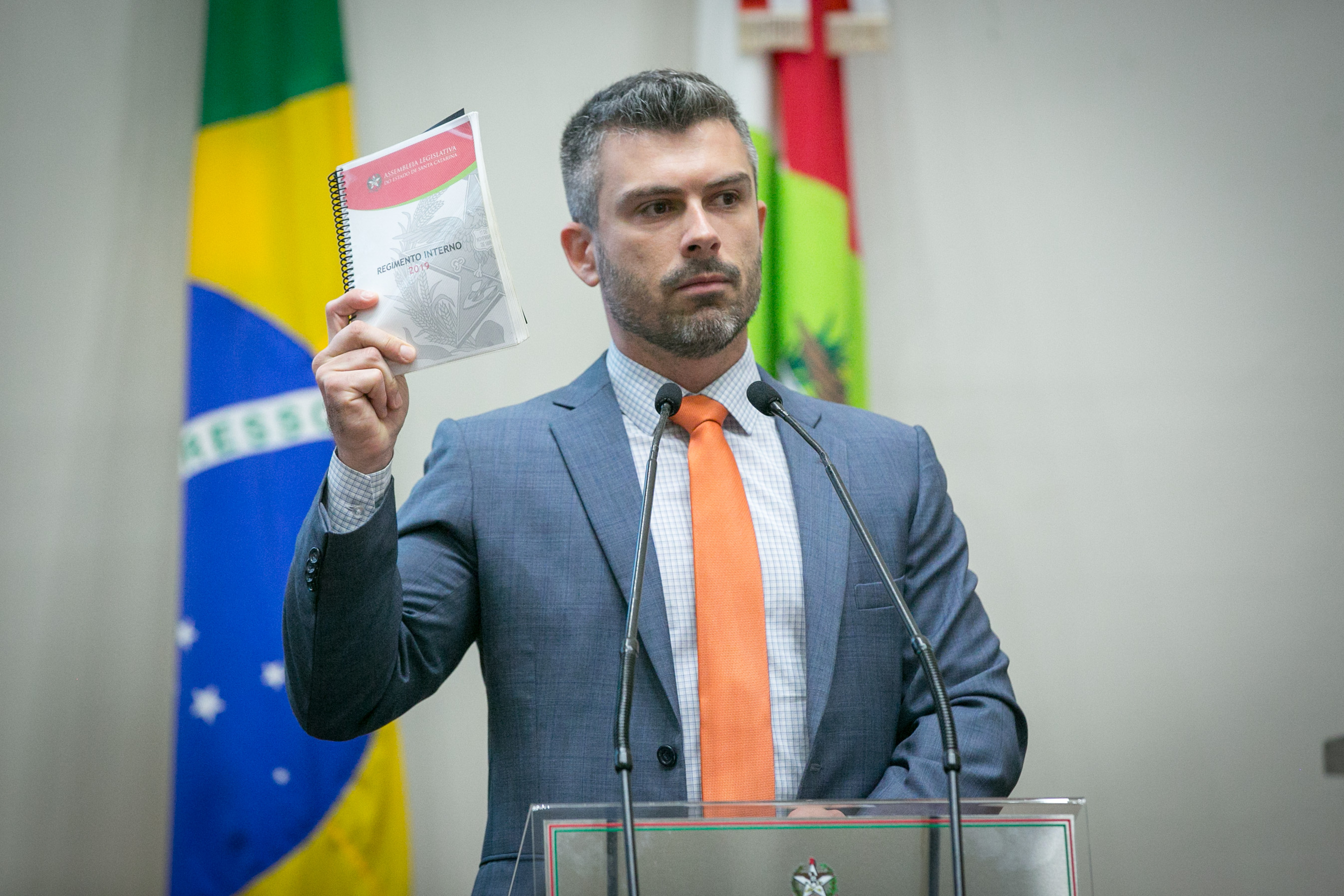 Reunião da Alesc que aprovou projeto que mexe nos impostos é barrada pela justiça 