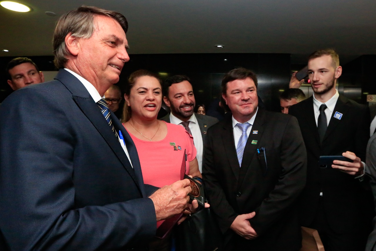 Prefeita Dalvania entrega medalha dos 60 anos de Içara para Bolsonaro