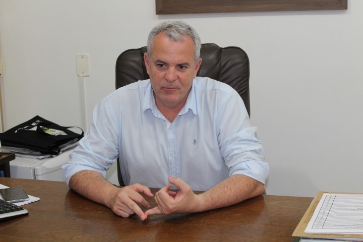 Em sessão tumultuada, prefeito escapa da cassação em Urussanga 