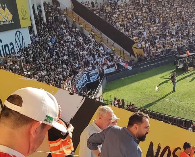 Prefeito some de evento promovido pelo município para assistir jogo de futebol