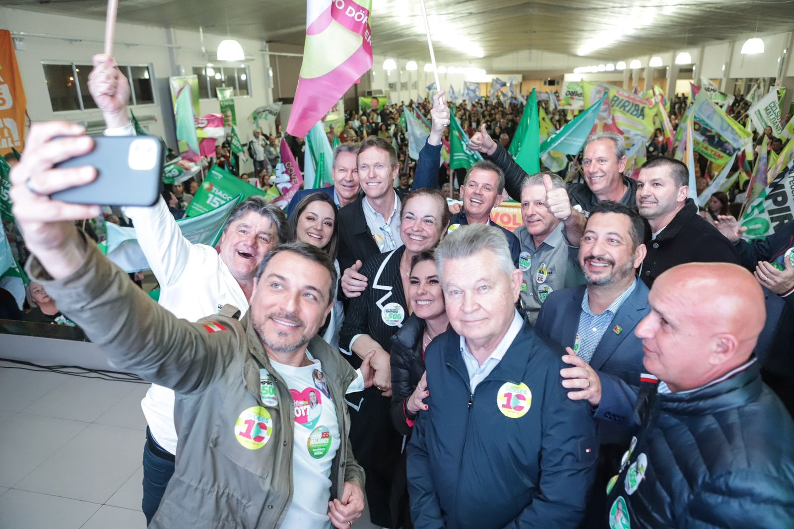 Em comício no Sul, Moisés reitera apoio de prefeitos do MDB 