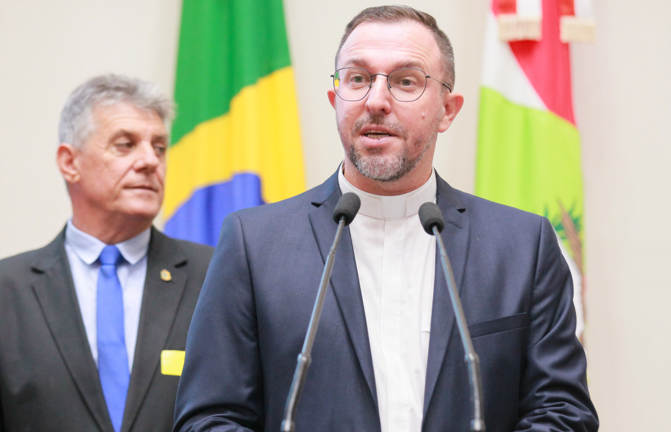 Padre interrompe sessão na Alesc para divulgar evento com 72 anos de história